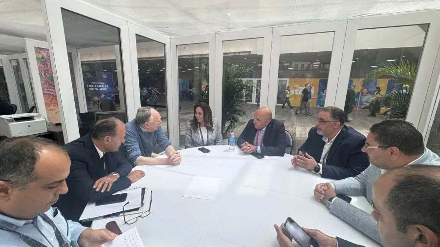 وزيرة التنمية المحلية تجري محادثات مع رئيس ومؤسس شركة (إزري) العالمية حول فرص التعاون المشتركة. وزيرة التنمية المحلية تجري محادثات مع رئيس ومؤسس شركة (إزري) العالمية حول فرص التعاون المشتركة.