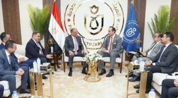 رئيس هيئة الرعاية الصحية يتباحث مع شركة جانسن حول تأسيس مركز لعلاج السرطان في أسوان