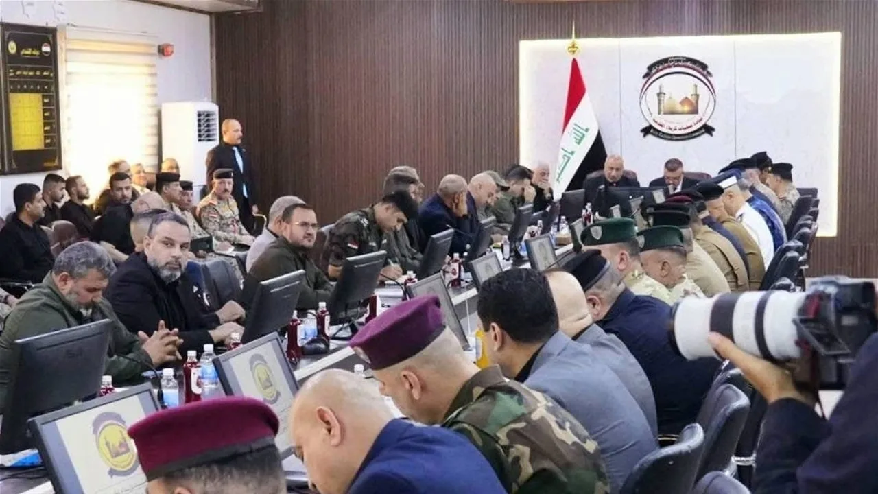 وزير الداخلية ومحافظ كربلاء ينسقان اجتماعاً أمنياً في قيادة العمليات. وزير الداخلية ومحافظ كربلاء ينسقان اجتماعاً أمنياً في قيادة العمليات.