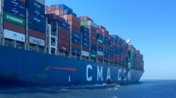 قناة السويس تستقبل عبور السفينة CMA CGM ZEPHYR ضمن قافلة الجنوب