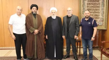 الشيخ علي الخطيب يرحب بوفد في مكتب المجلس على طريق المطار