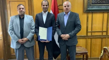 رئيس جامعة قناة السويس يُهنئ اللواء مجدي زكريا بمناسبة تعيينه مديرًا عامًا للأمن الجامعي.