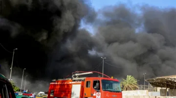 فرق الدفاع المدني تبدأ مكافحة حريق في وسط الحلة (فيديو)
