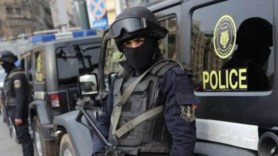قوات الأمن تحبط قضايا عملة أجنبية بقيمة 4 ملايين جنيه خلال عمليات تفتيشية في غضون 24 ساعة. قوات الأمن تحبط قضايا عملة أجنبية بقيمة 4 ملايين جنيه خلال عمليات تفتيشية في غضون 24 ساعة.