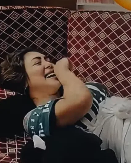 بعد التعرض للضرب.. مقطع فيديو يُظهر هدير عبد الرازق وهي نائمة في مطعم يثير الجدل بعد التعرض للضرب.. مقطع فيديو يُظهر هدير عبد الرازق وهي نائمة في مطعم يثير الجدل