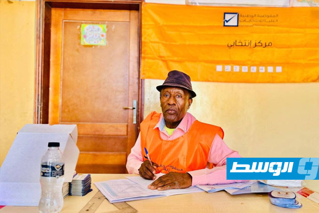 موظف تابع لمفوضية الانتخابات خلال تسليمه مواطنين من غات بطاقاتهم الانتخابية، 19 يوليو 2025. (بلدية غات)