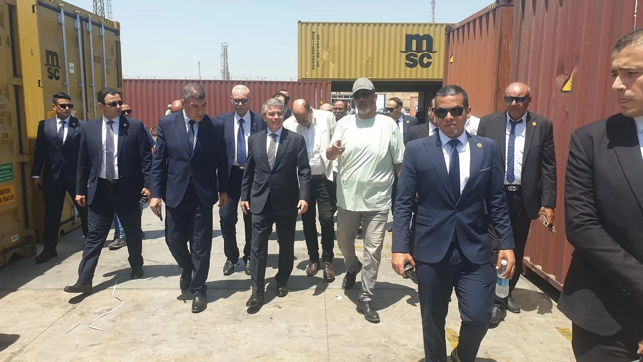 رئيس مصلحة الجمارك في ميناء بورسعيد: نهدف إلى تسهيل حركة التجارة وتعزيز مناخ الاستثمار رئيس مصلحة الجمارك في ميناء بورسعيد: نهدف إلى تسهيل حركة التجارة وتعزيز مناخ الاستثمار