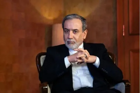 عراقجي: لا نثق بوقف إطلاق النار مع إسرائيل، والحرب ليست ضمن خياراتنا، ونحن مستعدون لأي انتهاك ونفكر في قرار العودة إلى المفاوضات النووية. عراقجي: لا نثق بوقف إطلاق النار مع إسرائيل، والحرب ليست ضمن خياراتنا، ونحن مستعدون لأي انتهاك ونفكر في قرار العودة إلى المفاوضات النووية.