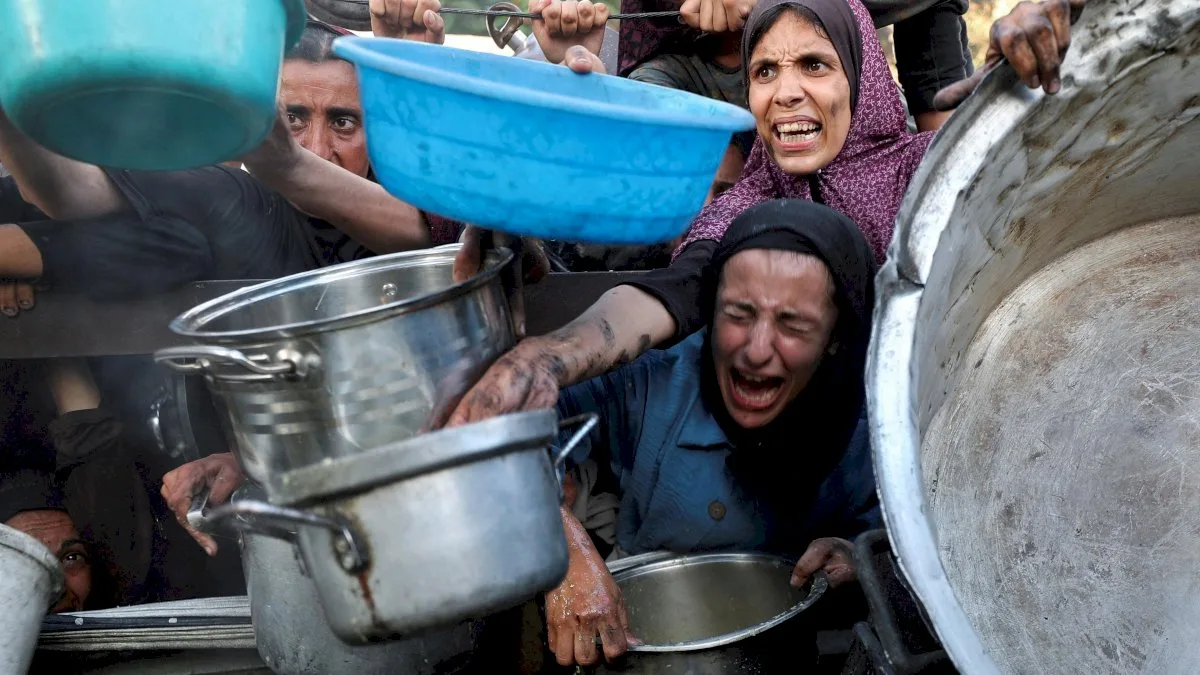 عشرات الضحايا نتيجة قصف إسرائيلي في قطاع غزة، وغالبية القتلى من المنتظرين للمساعدات الإنسانية. عشرات الضحايا نتيجة قصف إسرائيلي في قطاع غزة، وغالبية القتلى من المنتظرين للمساعدات الإنسانية.
