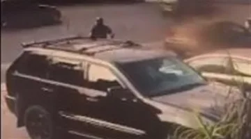 بالفيديو: فتاة تفاجئ رجل أمن وتتسبب بسقوطه على الفور!