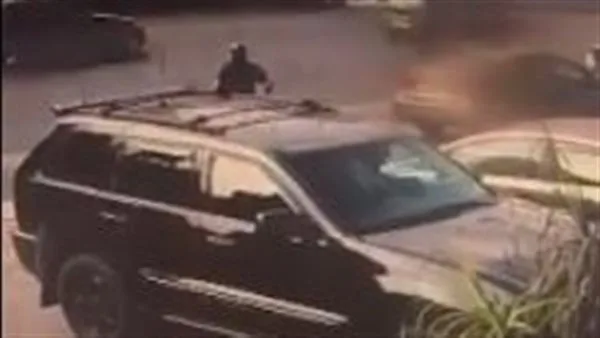 بالفيديو: فتاة تفاجئ رجل أمن وتتسبب بسقوطه على الفور! بالفيديو: فتاة تفاجئ رجل أمن وتتسبب بسقوطه على الفور!