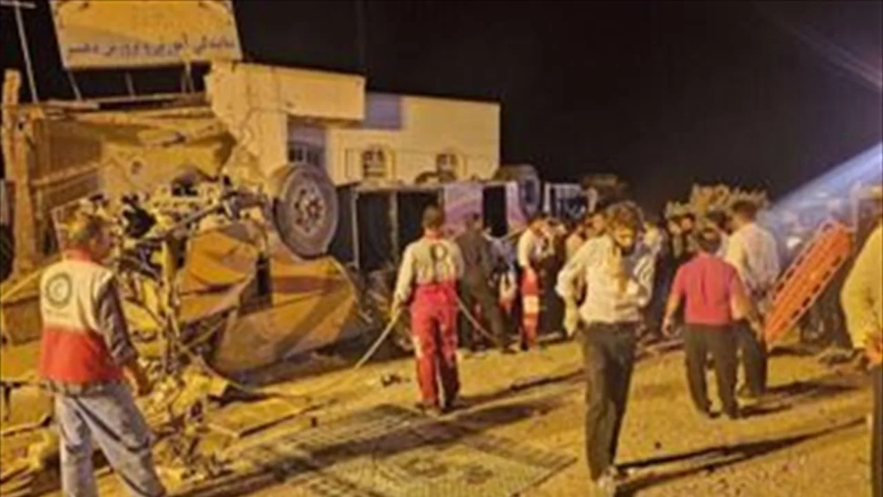 وفاة 21 شخصًا وإصابة 29 آخرين جراء انقلاب حافلة في إيران وفاة 21 شخصًا وإصابة 29 آخرين جراء انقلاب حافلة في إيران