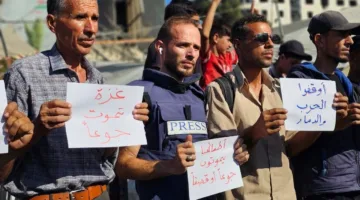 صحفيون من غزة يحتجون في الشوارع: نواجه الجوع والقصف | صور