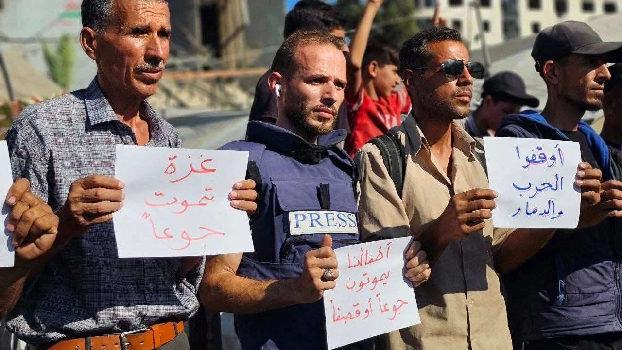 صحفيون من غزة يحتجون في الشوارع: نواجه الجوع والقصف | صور