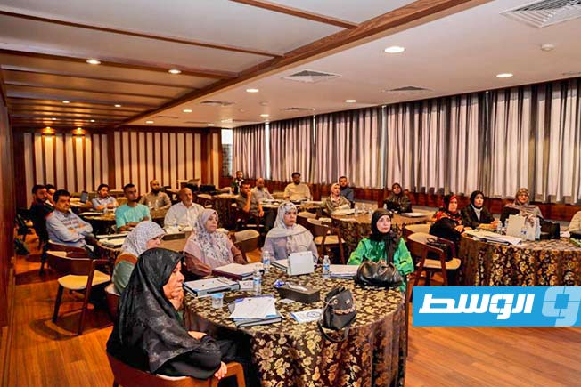 جانب من دورة تدريبية في إدارة الموارد البشرية بالبلديات نظمتها وزارة الحكم المحلي بحكومة «الوحدة الوطنية الموقتة»، السبت 19 يوليو 2025 (صفحة الحكومة على فيسبوك)