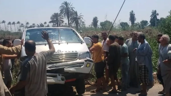 إنقاذ ميكروباص سقط في مصرف بطوخ دون وقوع إصابات بشرية