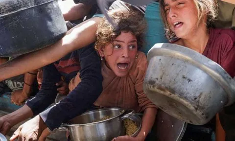 “#غزة_تعاني_من_الجوع” .. وسم يعبر عن ألم الجوع وسط خراب الحرب الإسرائيلية القاسية.. تفاعل كبير وتضامن غير مألوف. “#غزة_تعاني_من_الجوع” .. وسم يعبر عن ألم الجوع وسط خراب الحرب الإسرائيلية القاسية.. تفاعل كبير وتضامن غير مألوف.