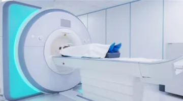 جهاز الرنين المغناطيسي يعض رجلًا في نيويورك يرتدي قلادة.