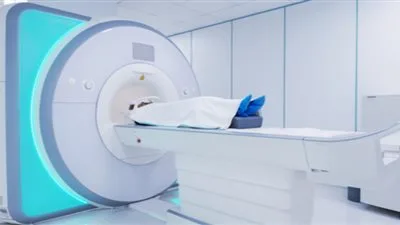جهاز الرنين المغناطيسي يعض رجلًا في نيويورك يرتدي قلادة. جهاز الرنين المغناطيسي يعض رجلًا في نيويورك يرتدي قلادة.