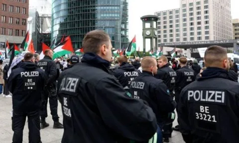 السلطات الألمانية تعتقل متظاهرين مؤيدين لفلسطين في قلب برلين السلطات الألمانية تعتقل متظاهرين مؤيدين لفلسطين في قلب برلين