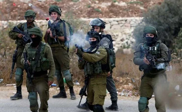 إصابة العشرات من الفلسطينيين في هجوم للمستوطنين وقوات الاحتلال على قرية المغير إصابة العشرات من الفلسطينيين في هجوم للمستوطنين وقوات الاحتلال على قرية المغير