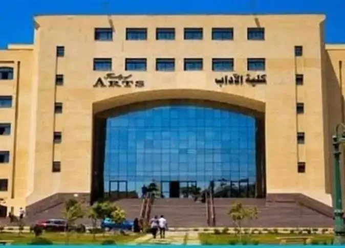 اكتشف تخصصات وبرامج كلية الآداب في جامعة القاهرة