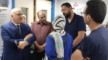 مدير صحة القليوبية يقوم بزيارة مستشفى قها للاطمئنان على حالة ممرضة تعرضت لحادث مرور.