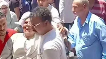 بالصور.. شخصان يتعرضان للإصابة في دمنهور إثر سقوط عامود كهربائي عليهما أثناء مرورهم في شارع عرابي