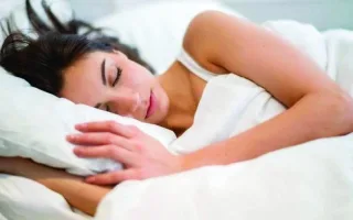 بعد سن الخمسين: النوم الجيد يعزز صحة قلب المرأة