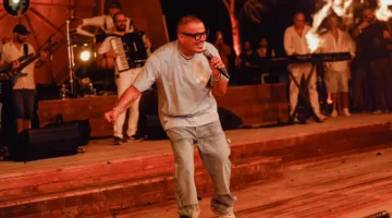 عمرو دياب يتألق ويضيء المسرح بأغنية «بابا» خلال حفله في سيدي حنيش بالساحل الشمالي | شاهد الآن