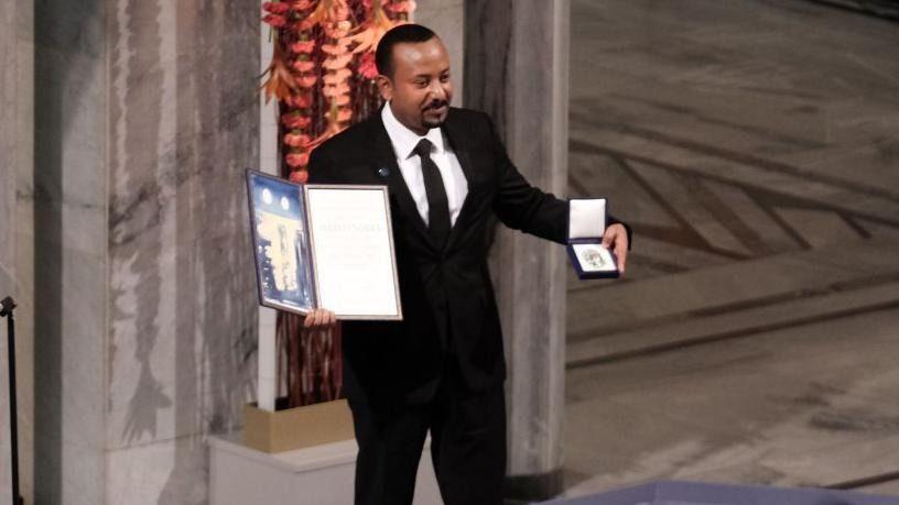 رئيس الوزراء الإثيوبي آبي أحمد يقف بعد حصوله على جائزة نوبل للسلام خلال حفل توزيع الجائزة عام 2019
