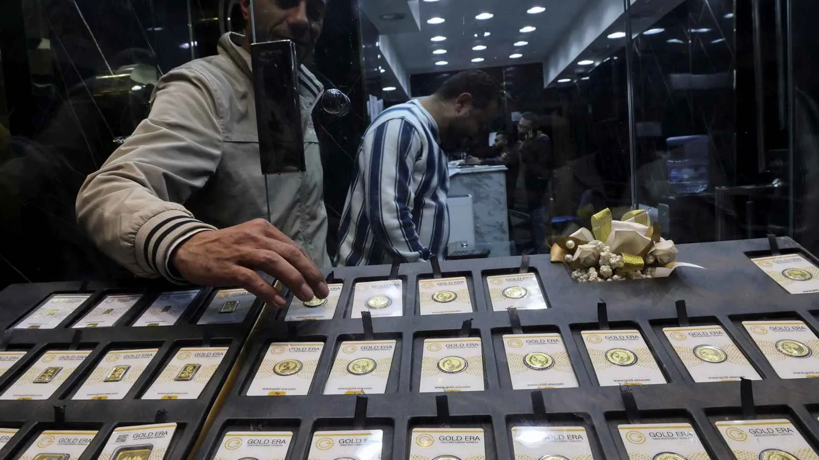 استقرار أسعار الذهب في مصر اليوم.. «عيار 21» يصل إلى 4645 جنيهاً استقرار أسعار الذهب في مصر اليوم.. «عيار 21» يصل إلى 4645 جنيهاً