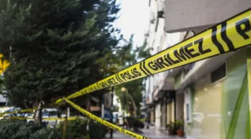 لقطات مؤلمة لحادثة طعن رجل في الستين من عمره أثناء أدائه الصلاة في مسجد بتركيا.. (فيديو)