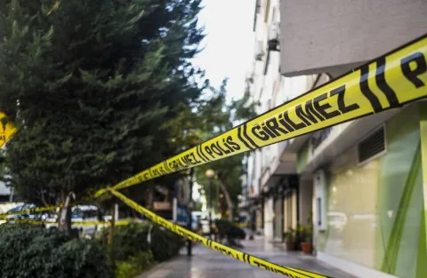 لقطات مؤلمة لحادثة طعن رجل في الستين من عمره أثناء أدائه الصلاة في مسجد بتركيا.. (فيديو)