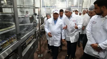 كامل الوزير يزور ثلاث مصانع في مجالات الغذاء والمعادن ومواد البناء في العبور
