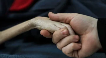 المجاعة تؤثر بشكل خطير على سكان غزة.. وفاة طفلة بسبب سوء التغذية في وسط القطاع وتحذيرات من تفاقم الأوضاع واحتمالية حدوث وفيات جماعية.