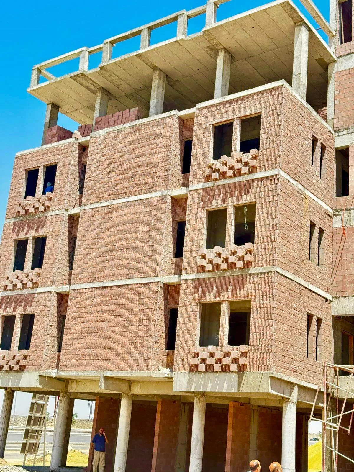 رئيس جهاز مدينة القاهرة الجديدة يقوم بجولة تفقدية لمشروعات الإسكان وتحسين البنية التحتية للطرق