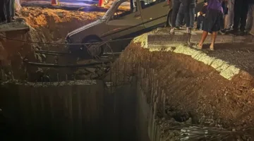 سيارة تسقط في حفرة عميقة ونجاة سائقها في المعادي.. صور