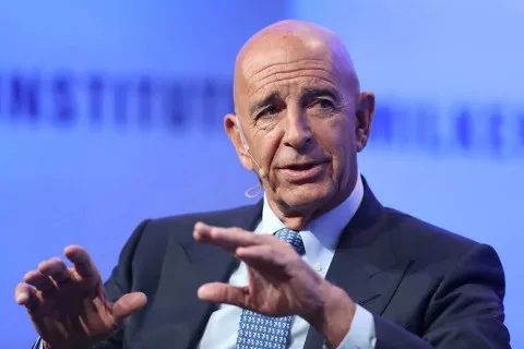 براك: سوريا تمر بلحظة حرجة وعلى كافة الفصائل تسليم أسلحتها فوراً، حيث يهدد العنف المسار السياسي بعد إزالة العقوبات.