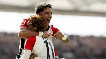 مدرب فرانكفورت يشير إلى احتمال مغادرة إيكيتيكي ويستدل بعمر مرموش