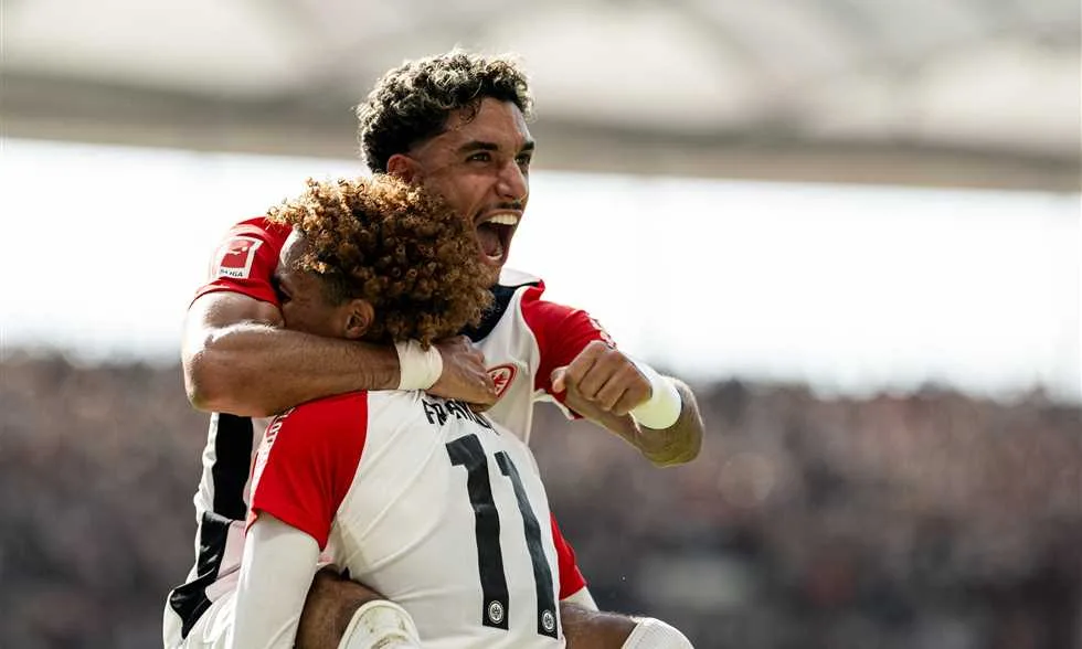 مدرب فرانكفورت يشير إلى احتمال مغادرة إيكيتيكي ويستدل بعمر مرموش