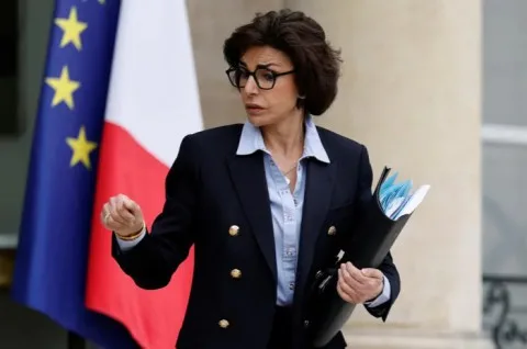 وزيرة فرنسية من أصل مغربي تتصدى لنائبة برلمانية: ‘لستُ هنا للعمل كخادمة’ وزيرة فرنسية من أصل مغربي تتصدى لنائبة برلمانية: ‘لستُ هنا للعمل كخادمة’