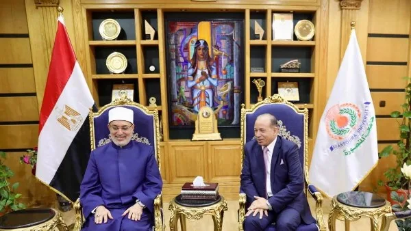 مفتي الجمهورية: الجامعات تُعتبر أرضاً غنية لتطوير العقول وصياغة الأفكار. مفتي الجمهورية: الجامعات تُعتبر أرضاً غنية لتطوير العقول وصياغة الأفكار.