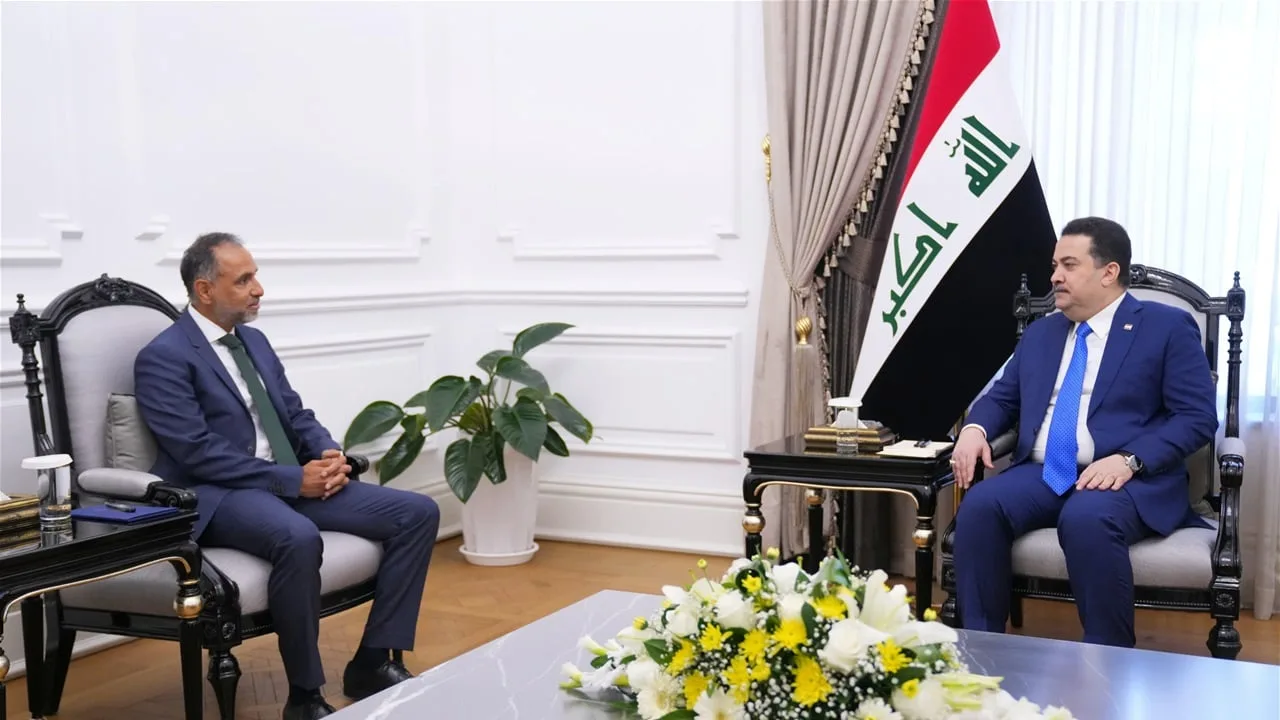 السوداني يتباحث مع السفير البريطاني حول تعزيز العلاقات وإيقاف الاعتداءات على غزة. السوداني يتباحث مع السفير البريطاني حول تعزيز العلاقات وإيقاف الاعتداءات على غزة.