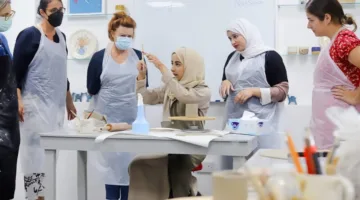 تراث مخزون في فنون صناعة الفخار والخزف بمركز الحرف اليدوية