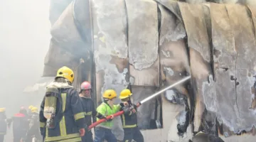 فرق الدفاع المدني تُعلن extinguishing الحريق في مخازن النهضة.