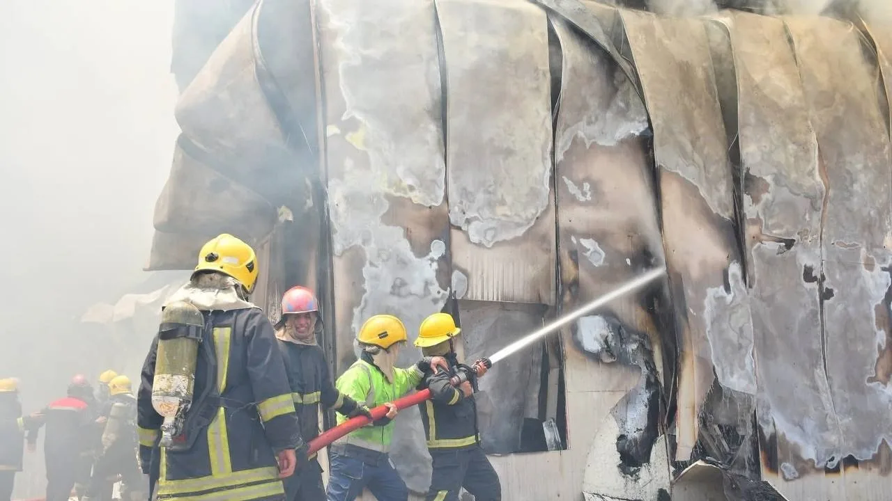 فرق الدفاع المدني تُعلن extinguishing الحريق في مخازن النهضة. فرق الدفاع المدني تُعلن extinguishing الحريق في مخازن النهضة.