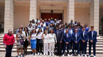 تحتفل بالعلاقات الأمريكية المصرية خلال غداء بطولة العالم للناشئين في الإسكواش