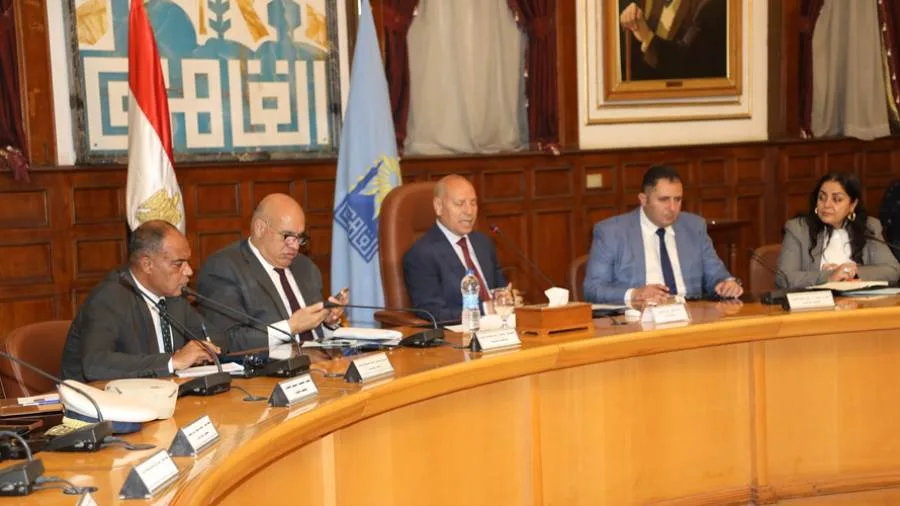 محافظ القاهرة يناقش التحضيرات لانتخابات مجلس الشيوخ