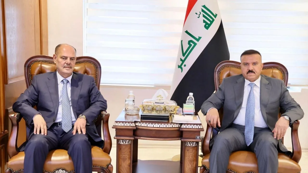 وزير الداخلية يعلن جاهزية الوزارة ودعمها للصحفيين من خلال توفير بيئة عمل آمنة لهم وزير الداخلية يعلن جاهزية الوزارة ودعمها للصحفيين من خلال توفير بيئة عمل آمنة لهم